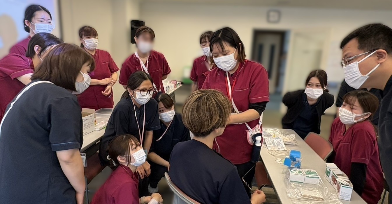 看護部新人研修　チューブ類の固定！